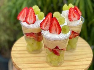 imagem do produto Copo Supremo Leite Ninho, Morango e Uva Verde