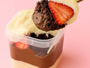 imagem do produto Bolo No Pote Choconinho c/ Morangos Frescos e Nutella