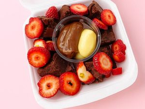 imagem do produto Cura Tpm c/ Brownie Morangos Frescos + Creme de Ninho e Brigadeiro 50%