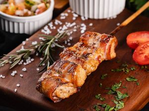 imagem do produto Espetinho de Frango com Bacon - Acompanha Vinagrete e Farofa.