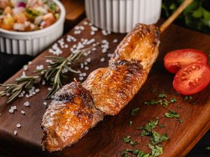 imagem do produto Espetinho de Tulipa de Frango - Acompanha Vinagrete e Farofa