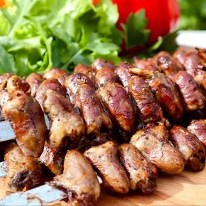 imagem do produto Espetinho de Coraçãozinho - Acompanha Vinagrete e Farofa