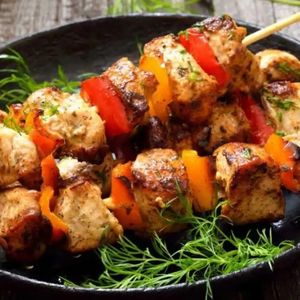 imagem do produto Espetinho Misto de Frango - Acompanha Vinagrete e Farofa.