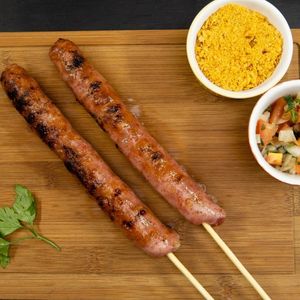 imagem do produto Espetinho de Linguiça Toscana - Acompanha Vinagrete e Farofa
