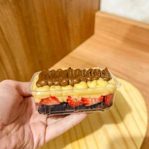 imagem do produto Escondidinho de brownie c/ morangos (200g)