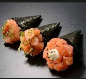 imagem do produto 3 mini temaki salmão com arroz