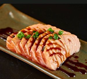 imagem do produto Sashimi de salmão maçaricado 12 fatias