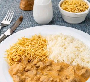 imagem do produto Pratinho Strogonoff de carne + acompanhamentos (marmita 700ml)