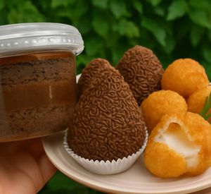 imagem do produto 3 mosqueteiros salgados, coxinha morango e bolo gelado