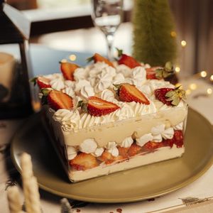 imagem do produto Merengue de Morango - Taça de Acrílico