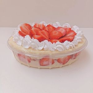 imagem do produto Pavê branco com morangos - 2 L - 1kg - (Serve 8-10 porções)