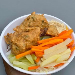 imagem do produto Sobrecoxa adorê com salada de legumes 