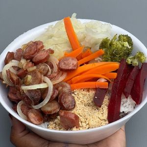 imagem do produto Linguiça acebolada com salada de legumes 