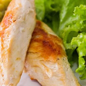 imagem do produto Filé de frango grelhado com salada verde 