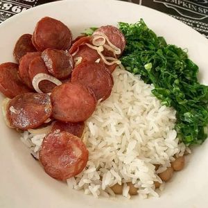 imagem do produto Linguiça acebolada com couve refogada 