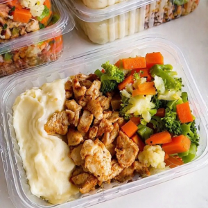 imagem do produto Isca de frango acebolada + purê de batata + mix de legumes