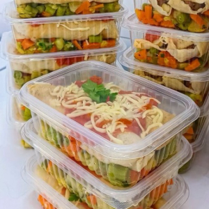imagem do produto 1 marmita com 2 unidades de panqueca de carne + salada de legumes + arroz