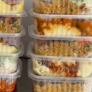 imagem do produto KIT 1 - 1 ESCONDIDINHO MISTO + 1 ISCA DE FRANGO + 2 COXA COM PURÊ + 1ALMONDEGAS COM LEGUMES + 2 ALMÔNDEGAS + 1 LASANHA + 1 PANQUECA + 1 FILÉ DE FRANGO