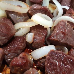 imagem do produto CARNE DO SOL ACEBOLADA COMPLETA COM BANANA DA TERRA