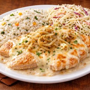 imagem do produto Filé de frango acebolado ao molho branco com mussarela 