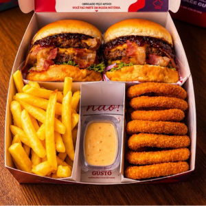 imagem do produto COMBO GUSTOBOX 1x Deluxe duplo 1x Deluxe 1 X onion rings 1 x batata 1 x maionese Royale 1 x Maionese Gril