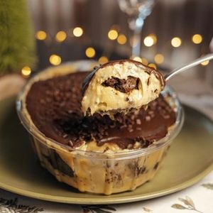 imagem do produto A nossa travessa é feita com brigadeiro de maracujá , brownie e ganache de chocolate meio amargo. peso médio de 600 gramas.