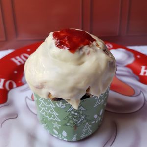 imagem do produto Chocotone Recheado Ninho com Geleia de Morango 