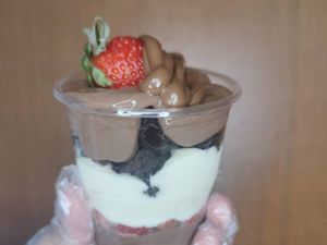 imagem do produto Copo da Felicidade de Brownie Com Morango 200 Ml