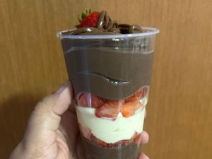 imagem do produto Copo da Felicidade Chocolatudo de Morango 300 Ml