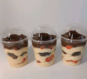 imagem do produto Bombom no pote de Ninho morangos Brownie e Brigadeiro.