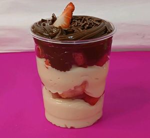 imagem do produto Copo da Felicidade Ninho com morangos e chocolate