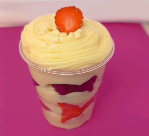 imagem do produto Copo da Felicidade Ninho com morangos frescos