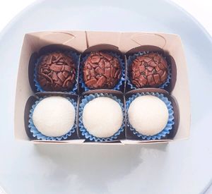 imagem do produto Caixa de Brigadeiros de Ninho e Chocolate (6 unidades)