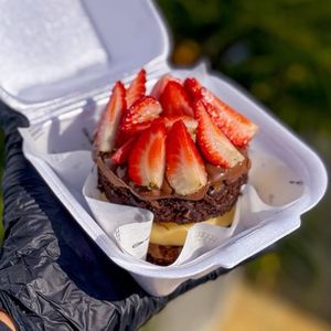 imagem do produto brownie supremo com morangos