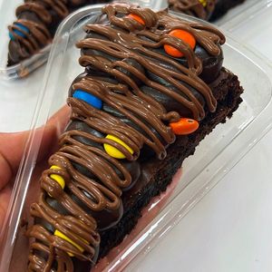 imagem do produto PIZZA BROWNIE - BRIGADEIRO COM MM´S E 3 BRIGADEIROS GOURMERT