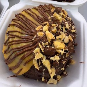 imagem do produto CAKE VULCÃO - BRIGADEIRO BELGA PEDAÇOS DE OURO BRANCO COM METADE NINHO E NUTELLA
