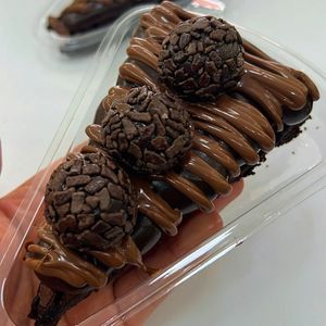 imagem do produto PIZZA BROWNIE - BRIGADEIRO COM NUTELLA E 3 BRIGADEIROS GOURMERT