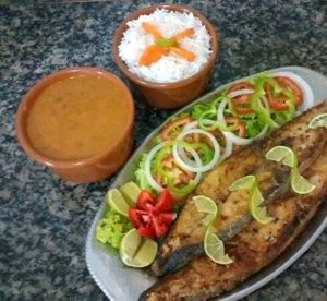 imagem do produto Peixe frito é um prato que consiste em peixe cozido por imersão em óleo quente.