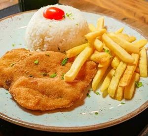 imagem do produto Milanesa de frango é um filé de frango empanado e frito.