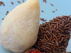 imagem do produto Duo Coxinhas de Morango - Ninho e Brigadeiro