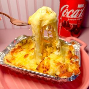 imagem do produto Empadão de frango com cream cheese e queijo gratinado. 