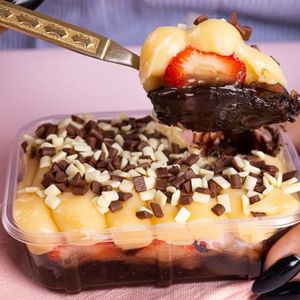 imagem do produto Escondidinho de brownie com morangos 