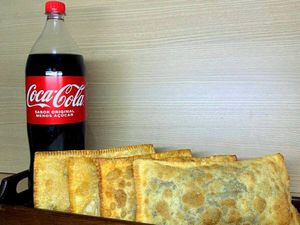 imagem do produto 4 Pastéis salgados(20cm) + Coca-Cola 1,5l