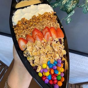 imagem do produto Barca de Açaí 500ml com 4 acompanhamentos 1 Fruta e 2 Cremes 