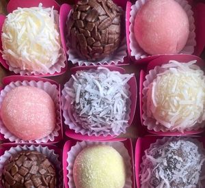 imagem do produto Caixa com 12 brigadeiros Tradicionais