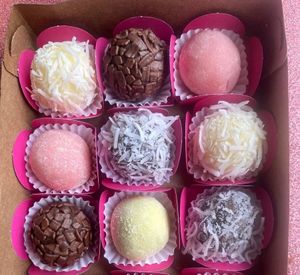 imagem do produto Kit 2 caixas brigadeiros Tradicionais e premium