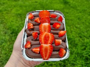 imagem do produto Marmitinha de Chocolate com Brigadeiro de Chocolate e Morangos