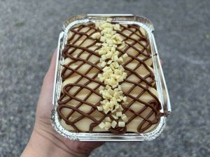 imagem do produto Bolotone de Gotas de Chocolate com Brigadeiro de Chocolate Branco e Nutella