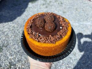 imagem do produto Bolo Piscininha de Cenoura 14 cm diâmetro (Escolha sua cobertura)