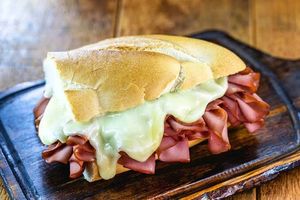 imagem do produto Pão com mortadela e queijo